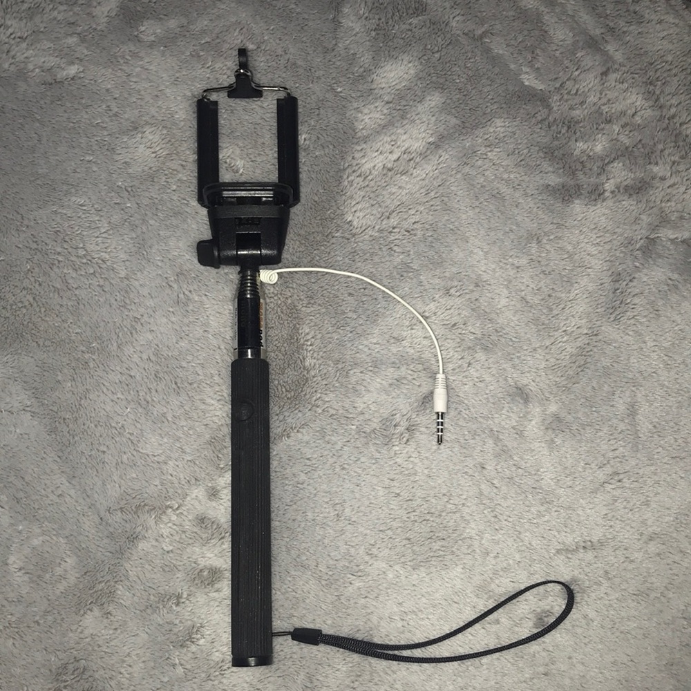 black adjustable selfie stick